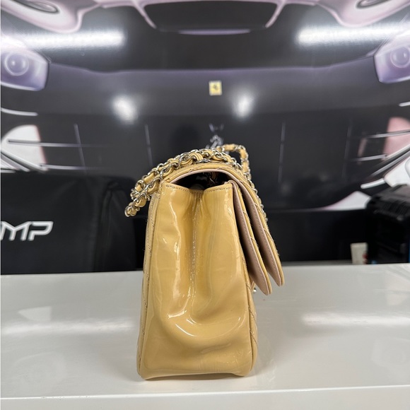 Chanel - Picture 2 of 8